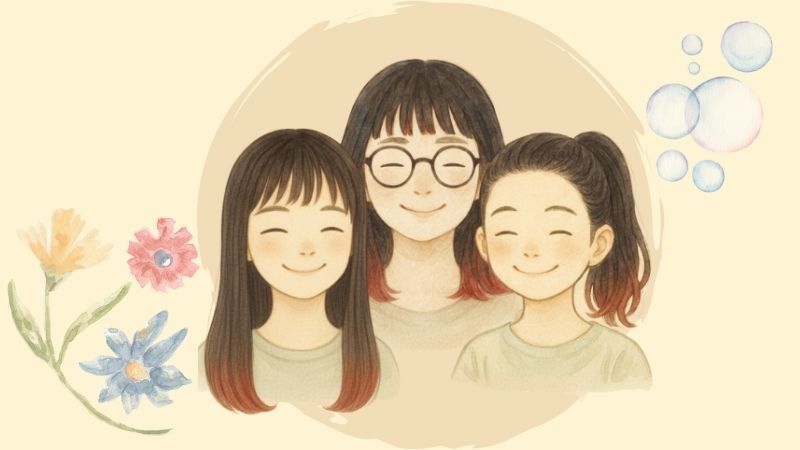 おタネと姉妹が笑顔で並んでいる水彩画風のイラスト 右側にシャボン玉、左側に黄色と赤と青の花が1つずつ並んでいる