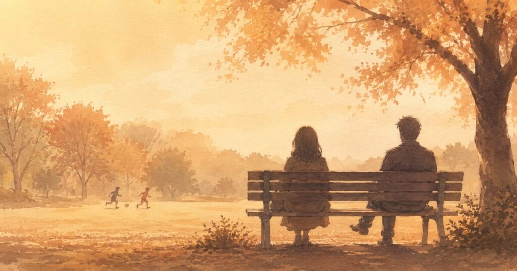 秋の公園のベンチに並ぶ二人のシルエットと、遠くで遊ぶ子どもたちを描いた水彩イラスト